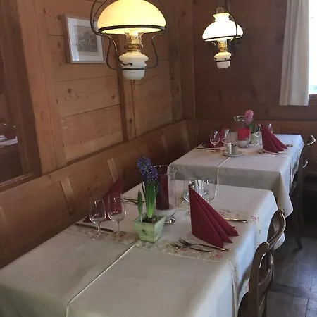 ホテル Gasthof Zum Kreuz ラウターブルンネン